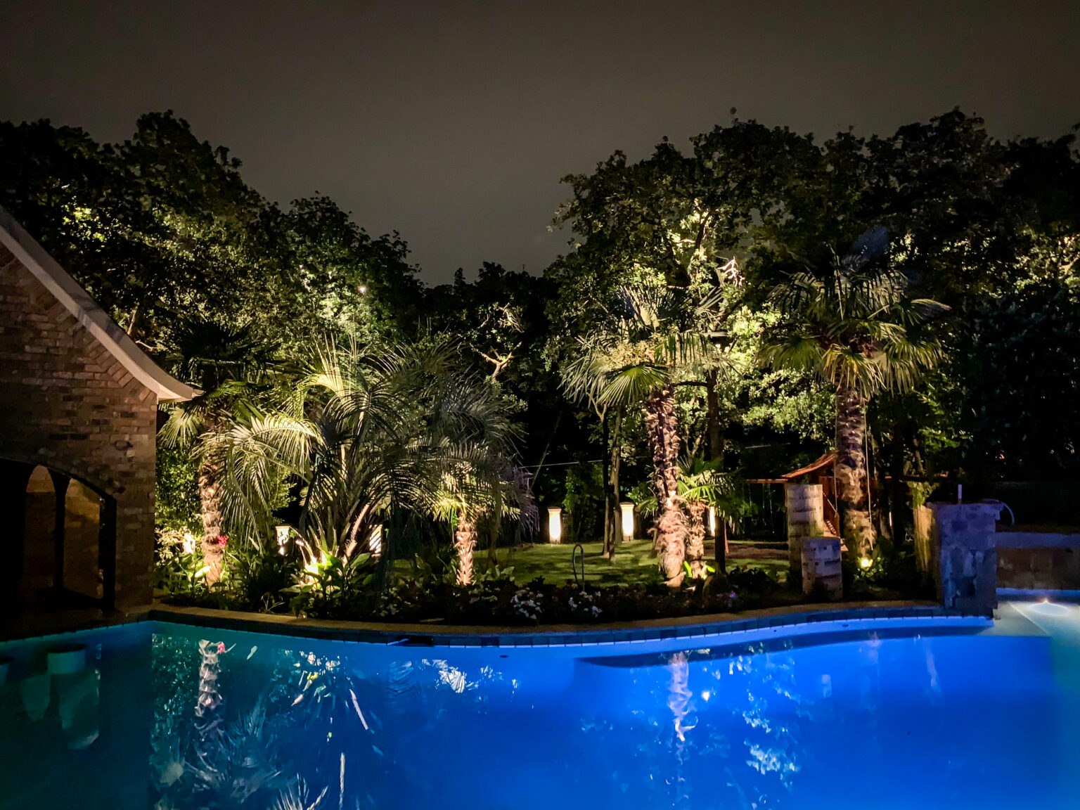 Outdoor lights installed by Dallas Landscape Lighting electricians