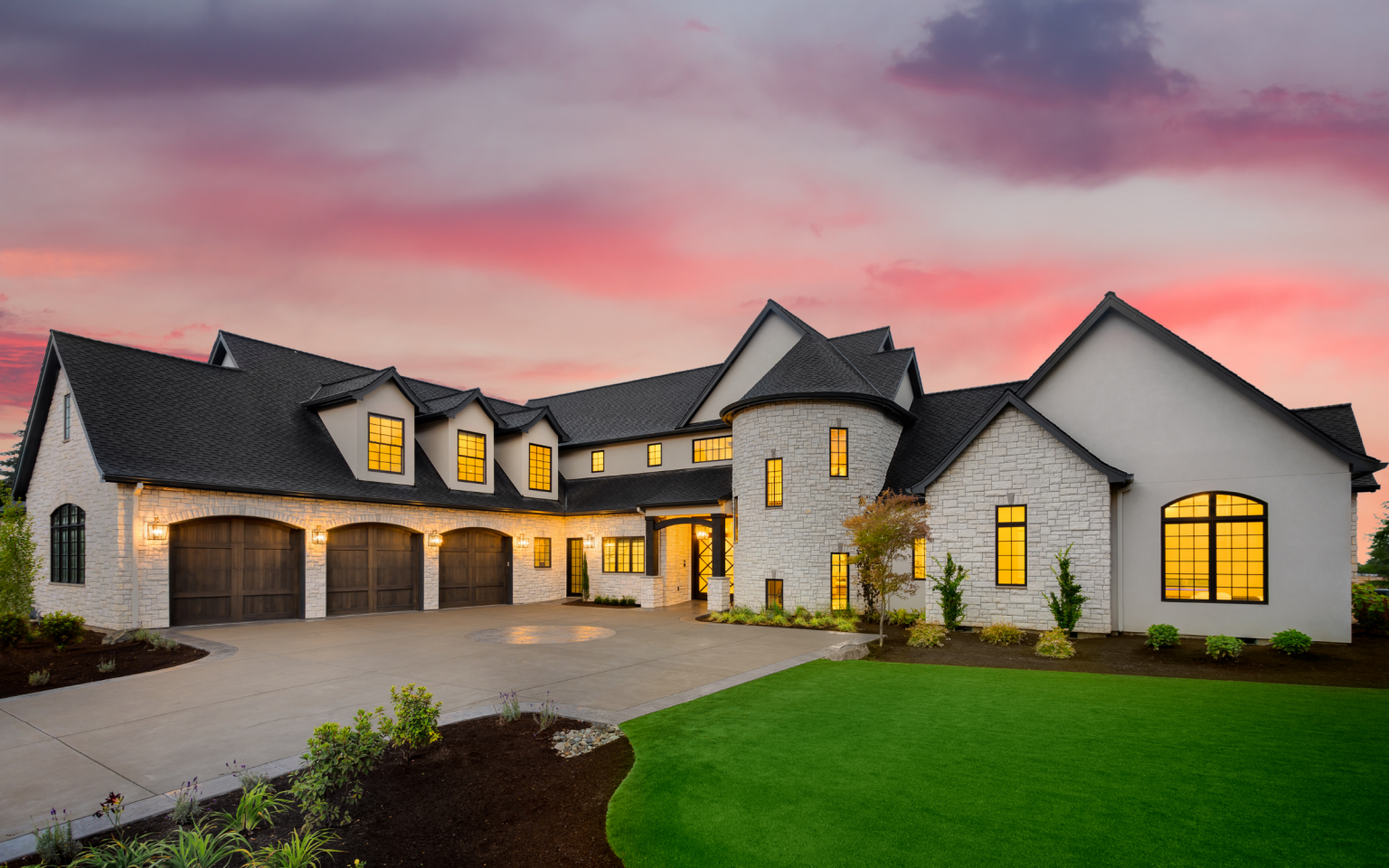 Outdoor lights installed by Dallas Landscape Lighting electricians